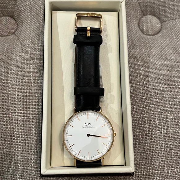 Daniel Wellington black leather watch - Picture 1 of 5